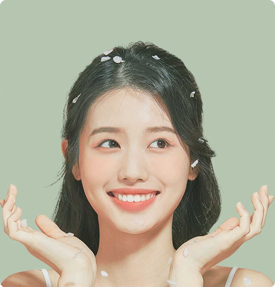 두 손으로 얼굴을 감싼 모델 — 피부 탄력 및 처짐 고민